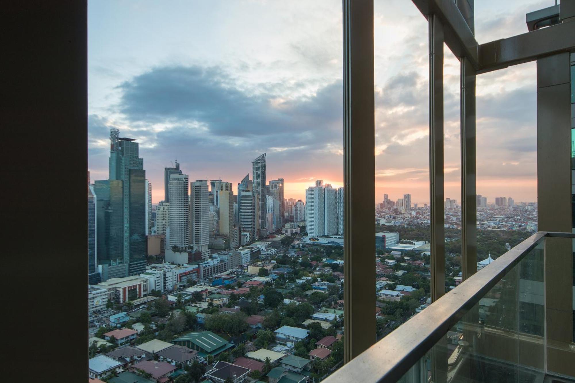 I'M Hotel Makati City Номер фото View of the city from the 38th floor of the building