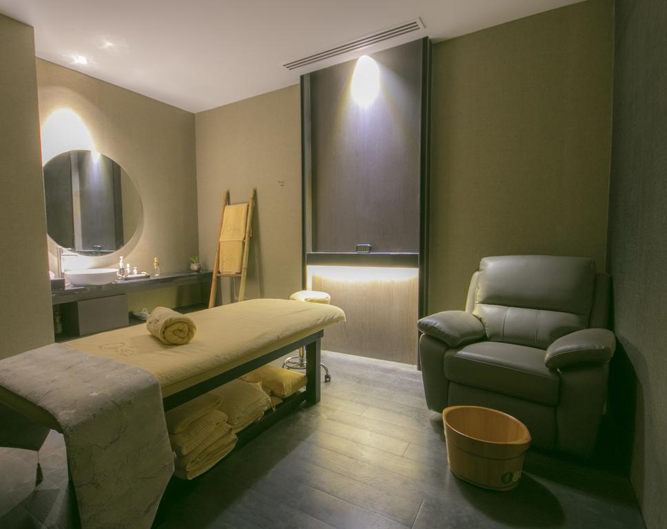 I'M Hotel Makati City Екстер'єр фото A treatment room at a spa