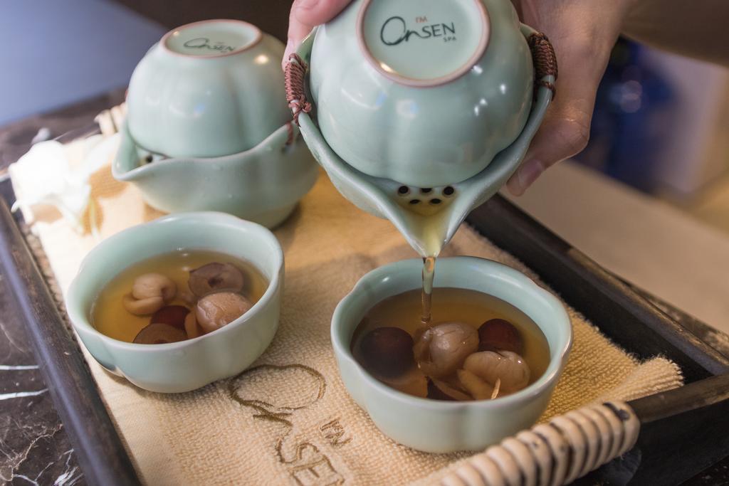 I'M Hotel Makati City Екстер'єр фото Tea being poured into a gaiwan