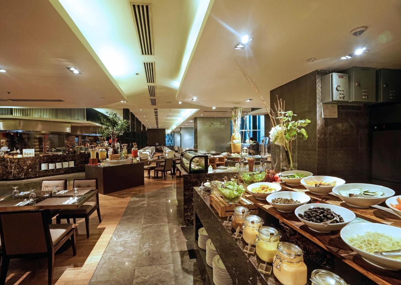 I'M Hotel Makati City Екстер'єр фото The buffet at the hotel's restaurant, The Square